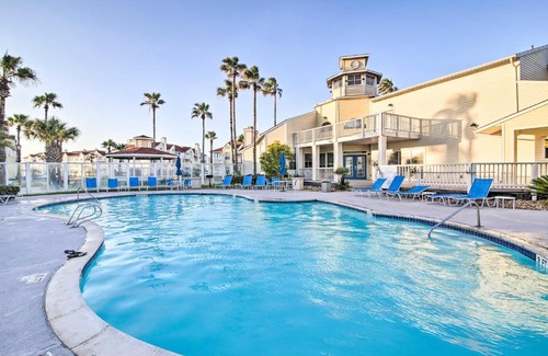Corpus Christi Apartment | Corpus Christi Resort Condo - Walk to Beach!