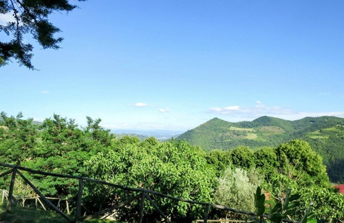 Monte Santa Maria Tiberina Apartment | Cosy apartment for 2 guests with WIFI, pool, pets allowed and parking