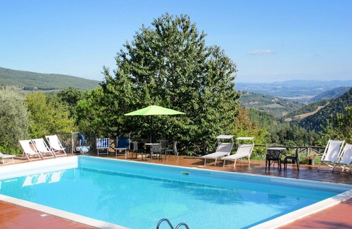Monte Santa Maria Tiberina Apartment | Cosy apartment for 2 guests with WIFI, pool, pets allowed and parking