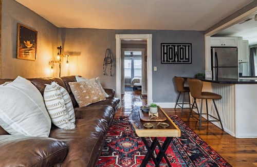Edgehill Apartment | Cosmic Cowboy Hideaway 2BR + Bonus Room