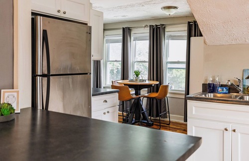 Edgehill Apartment | Cosmic Cowboy Hideaway 2BR + Bonus Room