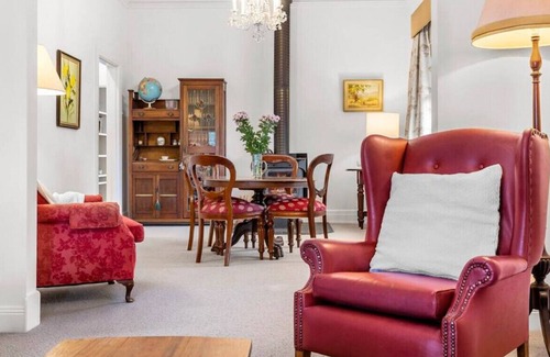 Trentham House | Cosmo House - Getaway in Trentham 2 fireplaces