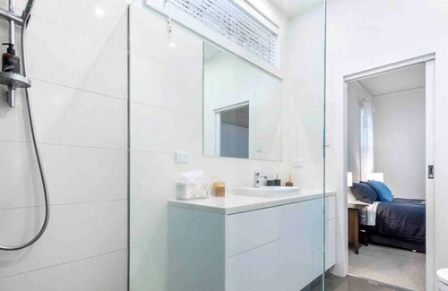 Trentham House | Cosmo House - Getaway in Trentham 2 fireplaces