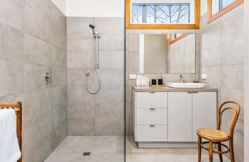 Trentham House | Cosmo House - Getaway in Trentham 2 fireplaces