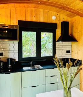 Blanes Apartment | Costa Brava Insólita con Piscina Privada, AC, WIFI, Parking, Terraza