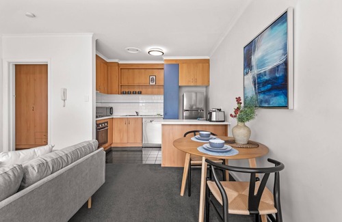 Elsternwick Apartment | Cosy 1-Bed Balcony Unit in Quiet Street by Shops