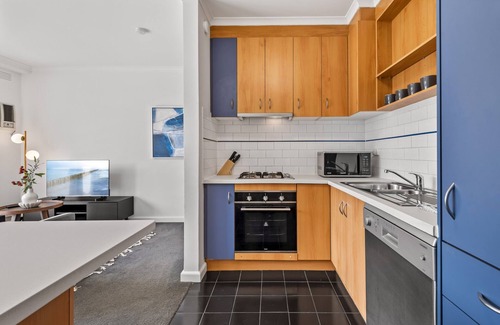 Elsternwick Apartment | Cosy 1-Bed Balcony Unit in Quiet Street by Shops