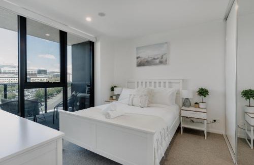 Phillip Apartment | Cosy 1-Bed with Pool, Gym and Secure Parking