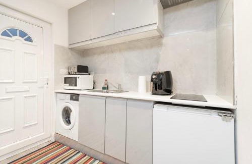 West Hendon Apartment | Cosy 1 Bedroom Studio walking distance to mall with parking available