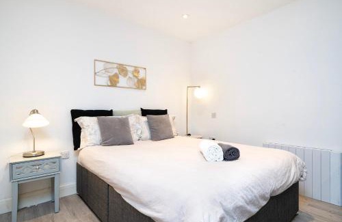 West Hendon Apartment | Cosy 1 Bedroom Studio walking distance to mall with parking available