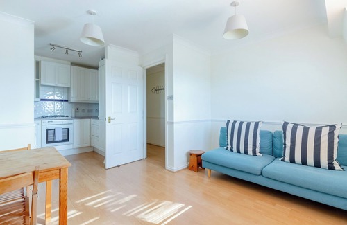 St. Dunstan's Apartment | Cosy 1BD Flat, City Views and Easy Transport Links