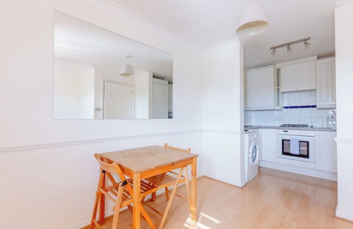 St. Dunstan's Apartment | Cosy 1BD Flat, City Views and Easy Transport Links