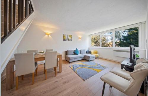 Hainault Apartment | Cosy 2 Bed Chigwell Flat with Free Parking