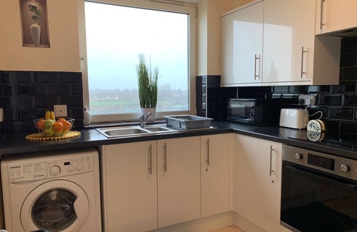 Basingstoke Apartment | Cosy 2 bed flat near train station Basingstoke with Free Parking!
