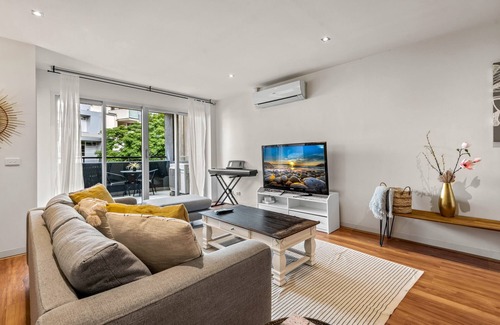 Essendon North Apartment | Cosy 2-Bed Unit with Study Nook & Alfresco Dining