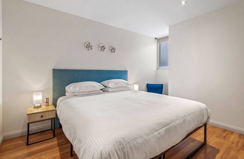 Essendon North Apartment | Cosy 2-Bed Unit with Study Nook & Alfresco Dining