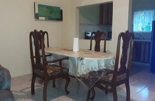 Runaway Bay House | Cosy 2 Bedroomd 2 BathroomsnPrivate Beach Access Available 10 minutes awayn