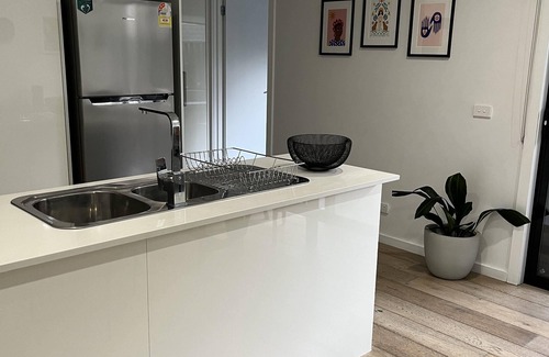 Moorabbin Apartment | Cosy 2B apartment with private parking - 5 minute walk to train and supermarket.