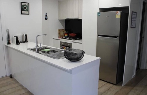 Moorabbin Apartment | Cosy 2B apartment with private parking - 5 minute walk to train and supermarket.
