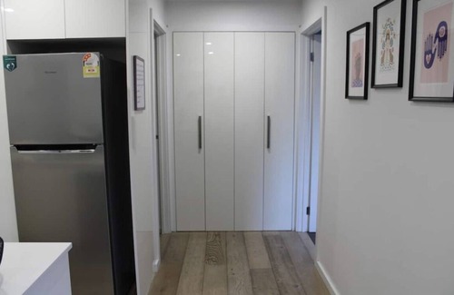 Moorabbin Apartment | Cosy 2B apartment with private parking - 5 minute walk to train and supermarket.