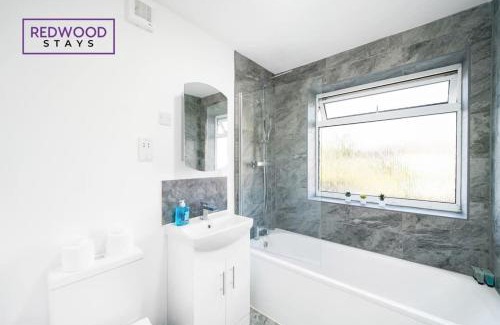 Rushmoor District House | COSY 3 BEDROOM SERVICED HOUSE WITH FREE WiFi AND PARKING, ITS PERFECT FOR BUSINESS STAYS, FAMILIES, RELOCATIONS, EXTENDED STAYS AND EMERGENCY ACCOMMODATION by REDWOOD STAYS