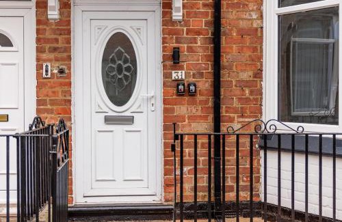 Darlington House | Cosy 4-BR Darlington Home Near Hospital-Sleeps 8!