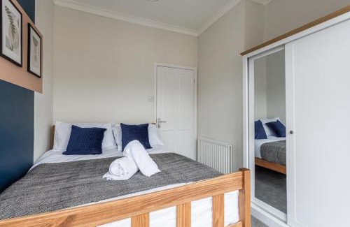 Darlington House | Cosy 4-BR Darlington Home Near Hospital-Sleeps 8!