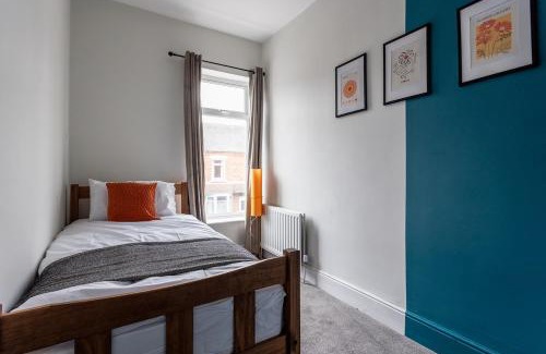 Darlington House | Cosy 4-BR Darlington Home Near Hospital-Sleeps 8!