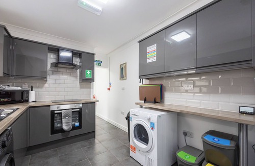 Manchester House | Cosy 6-Bed Home with 2 Kitchen