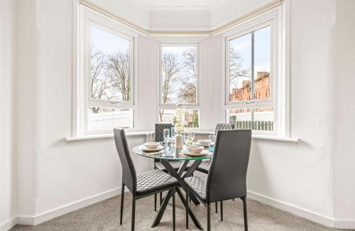 Glasgow Apartment | Cosy and Bright 3-Bedroom Flat