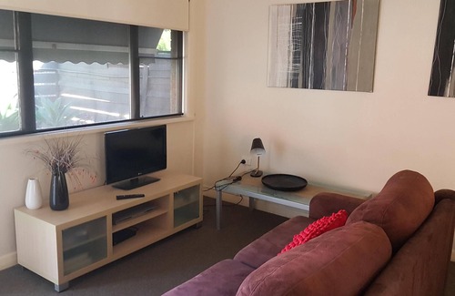 Albury Apartment | Cosy and Central Stanley St Unit - Central one bedroom apartment with a queen bed and kitchen facilities plus unlimited high speed wifi.