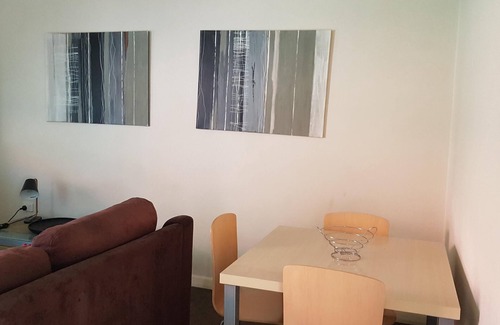 Albury Apartment | Cosy and Central Stanley St Unit - Central one bedroom apartment with a queen bed and kitchen facilities plus unlimited high speed wifi.