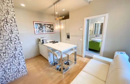 Calvairate Apartment | Cosy and modern studio of about 40 square meters, ideal for two people, located on the 5th floor of a building with a lift (not suitable for disabled people). The property is located in the heart of Viale Umbria, between Porta Romana and Calvairate distr