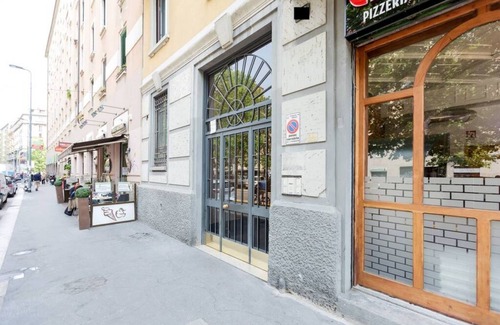 Calvairate Apartment | Cosy and modern studio of about 40 square meters, ideal for two people, located on the 5th floor of a building with a lift (not suitable for disabled people). The property is located in the heart of Viale Umbria, between Porta Romana and Calvairate distr