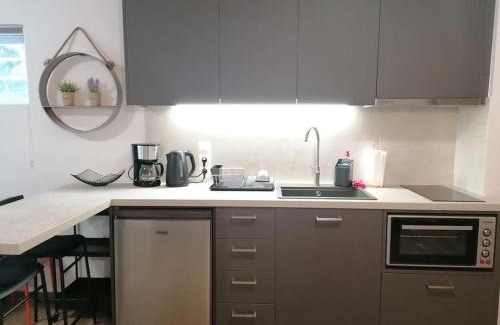 Saronida Apartment | Cosy and Relax Studio by the sea, with garden