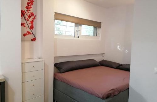 Saronida Apartment | Cosy and Relax Studio by the sea, with garden