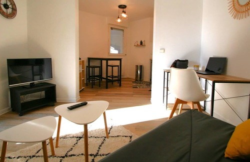 Anatole France Danton Apartment | Cosy and renovated studio with balcony and view