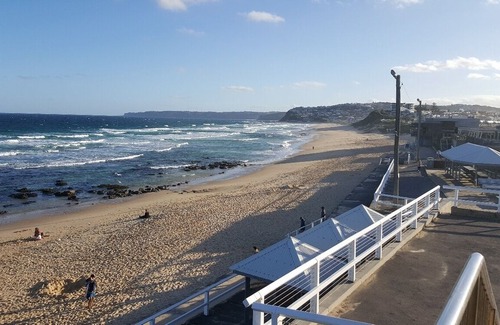 Bar Beach Apartment | Cosy and Sunny Unit between Cooks Hill and Bar Beach