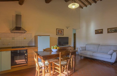 Tavarnelle Val di Pesa Apartment | Cosy apartment for 4 people with pool, WIFI, TV, patio, pets allowed, panoramic view and parking