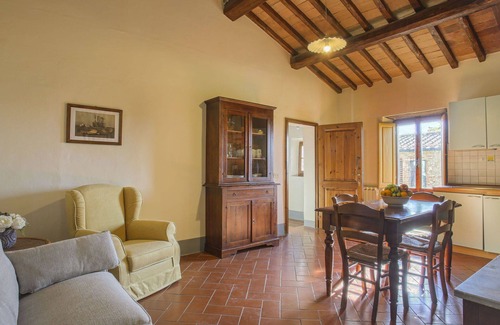 Tavarnelle Val di Pesa Apartment | Cosy apartment for 4 people with pool, WIFI, TV, patio, pets allowed, panoramic view and parking