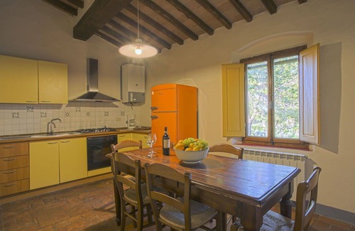 Tavarnelle Val di Pesa Apartment | Cosy apartment for 6 people with pool, WIFI, TV, patio, pets allowed, panoramic view and parking