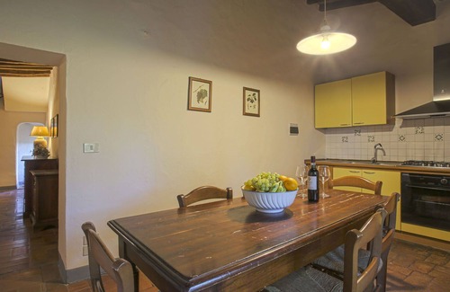 Tavarnelle Val di Pesa Apartment | Cosy apartment for 6 people with pool, WIFI, TV, patio, pets allowed, panoramic view and parking