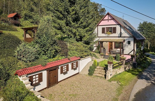 Starkov Villa | Cosy apartment in villa for 4 people with WIFI, pool, TV, patio and pets allowed
