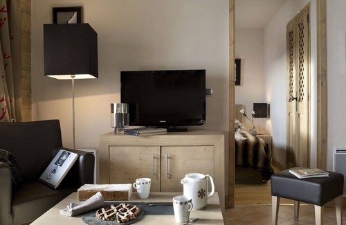 Les Carroz-d'Araches Apartment | Cosy apartment for 6 guests with pool, WIFI, hot tub, TV, balcony, pets allowed and parking