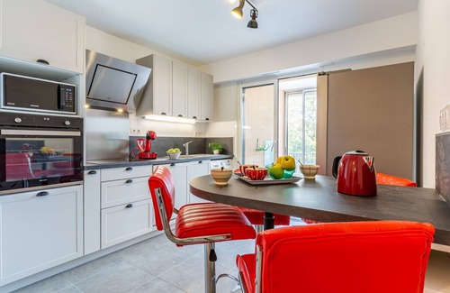 Saint-Laurent-du-Var Apartment | Cosy apartment for 6 people with WIFI, A/C, pool, TV, patio and pets allowed