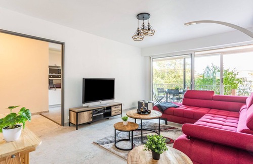 Saint-Laurent-du-Var Apartment | Cosy apartment for 6 people with WIFI, A/C, pool, TV, patio and pets allowed