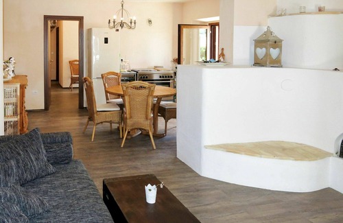 Cologna Spiaggia Villa | Cosy apartment in villa with A/C, WIFI, hot tub, pool, TV, patio, pets allowed, panoramic view
