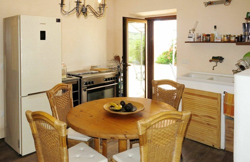 Cologna Spiaggia Villa | Cosy apartment in villa with A/C, WIFI, hot tub, pool, TV, patio, pets allowed, panoramic view