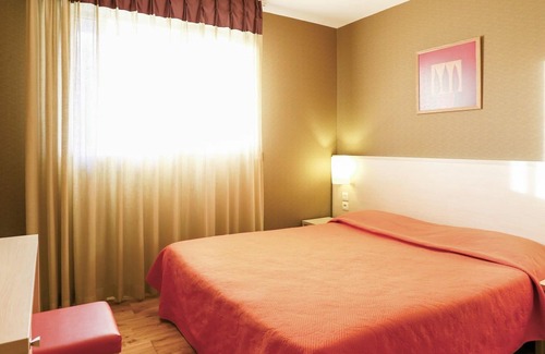 Divonne-les-Bains Apartment | Cosy apartment for 4 guests with hot tub, pool, WIFI, A/C, TV, terrace, pets allowed and parking