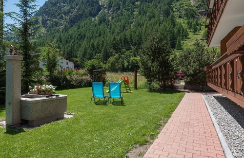 Saas Almagell Apartment | Cosy apartment for 5 people with WIFI, TV and balcony